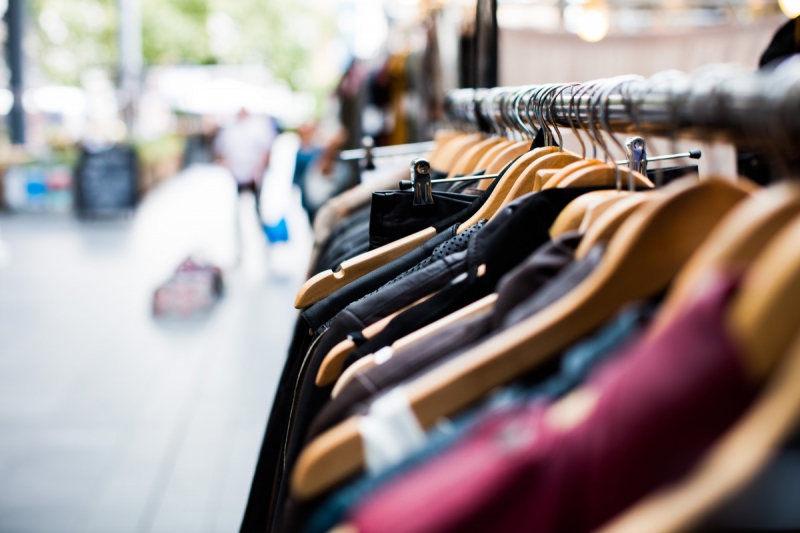 vente-SIGALE-min_blur_close_up_focus_hanger_jacket_market_people_rack-1176303