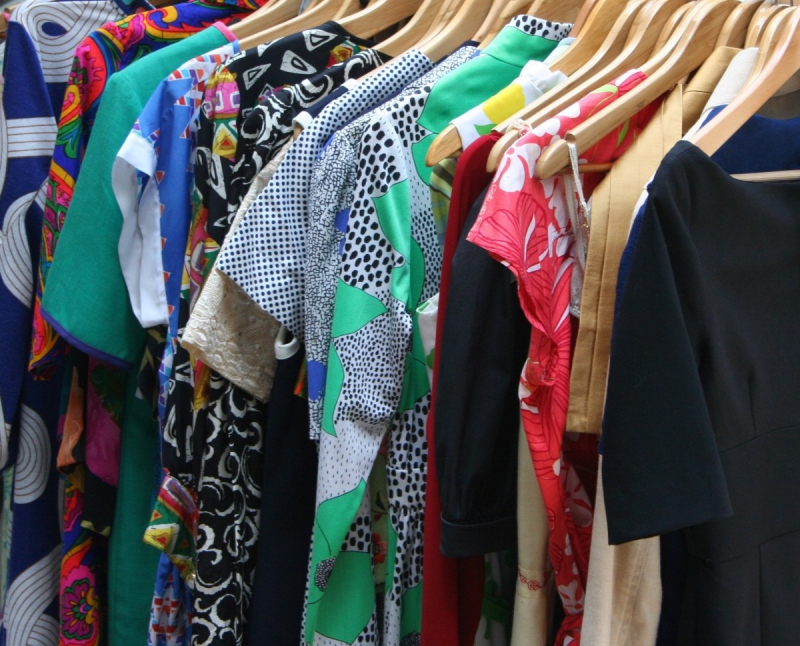 vente-SIGALE-min_dresses_apparel_clothing_clothes_clothes_hangers_wooden_hangers_retail_shop_closet-1149845