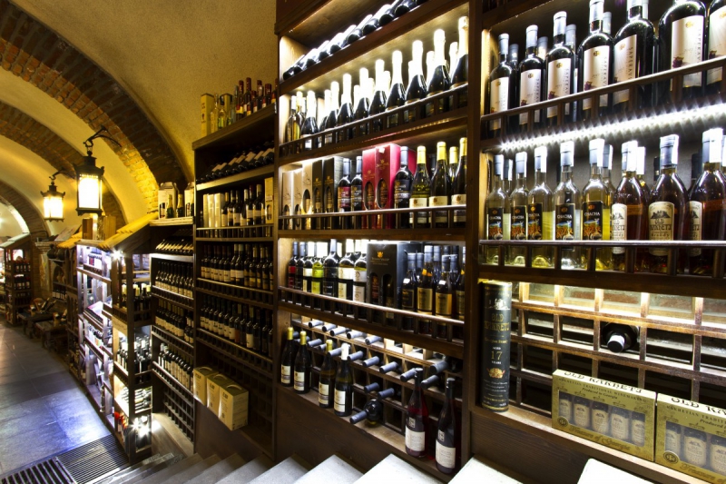 vente-SIGALE-min_world_street_travel_shop_canon_georgia_wine_bottles-429767
